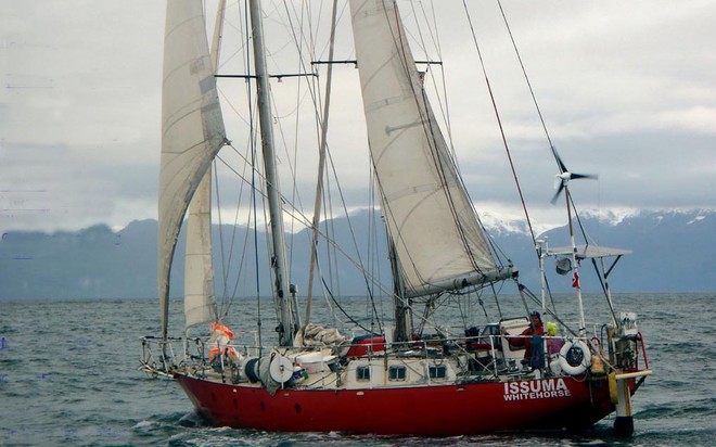 Issuma under sail ©  SW